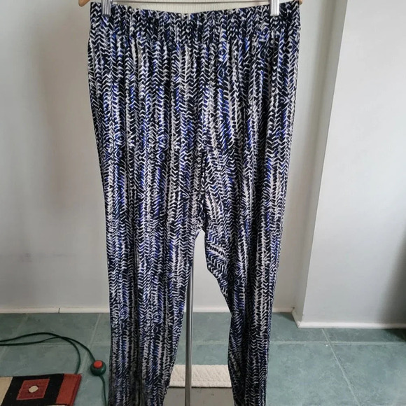 LAST CALL: Avenue Two-Piece Set (Wide Leg Crop Pants/Silver Tunic) (Size: 26/28) - Picture 7 of 12